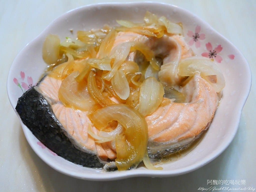 【電鍋料理】清蒸洋蔥鮭魚,清甜爽口又健康。 - 第10張圖 P1020240