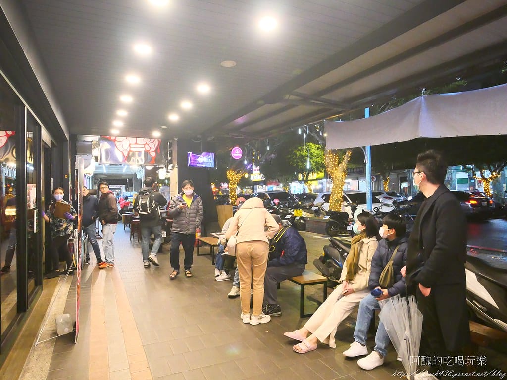 【台北美食】狂一鍋-新店三民店,自助吧無限吃到飽,超人氣排隊名店,最潮台式火鍋店,狂一鍋必回訪。 - 第4張圖 2