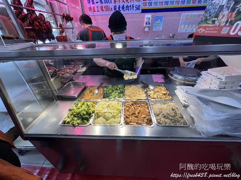 【樹林美食】香格格燒臘快餐坊,吃一次就會上癮的港式燒臘便當,用餐時段排隊人潮洶湧。 - 第16張圖 12