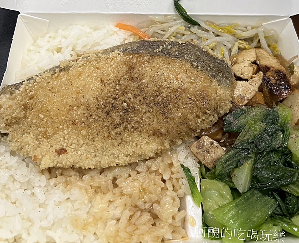 【樹林美食】香格格燒臘快餐坊,吃一次就會上癮的港式燒臘便當,用餐時段排隊人潮洶湧。 - 第19張圖 15