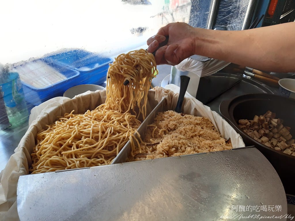 【樹林美食】無名麵店,銅板價超有良心,滷蛋居然一顆10元,炒 17