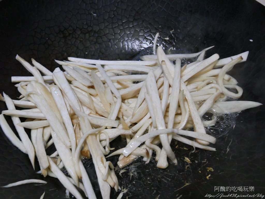 杏鮑菇炒肉絲,不加一滴油就能完成,做法有夠簡單,好吃到破表。 - 第8張圖 P1021827