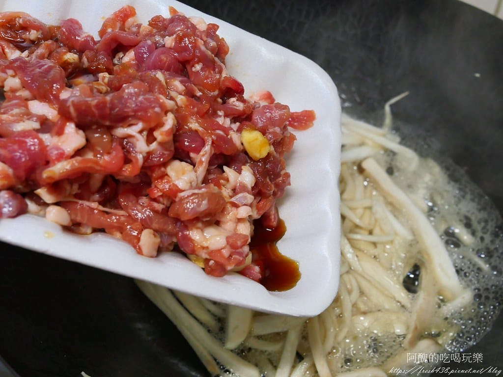 杏鮑菇炒肉絲,不加一滴油就能完成,做法有夠簡單,好吃到破表。 - 第10張圖 P1021829