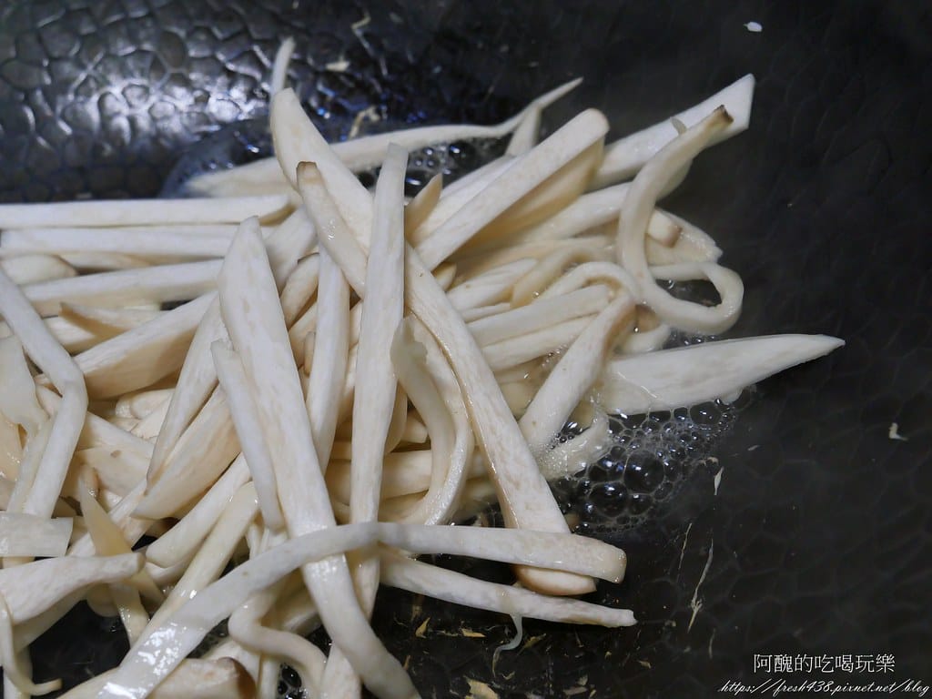 杏鮑菇炒肉絲,不加一滴油就能完成,做法有夠簡單,好吃到破表。 - 第7張圖 P1021826