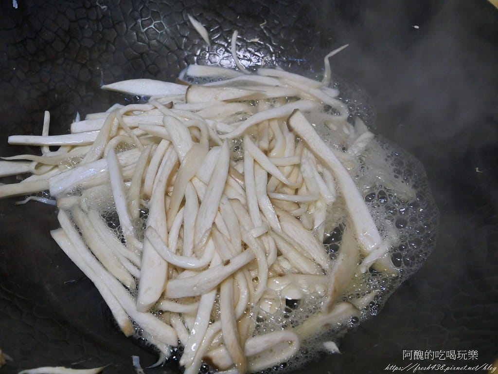 杏鮑菇炒肉絲,不加一滴油就能完成,做法有夠簡單,好吃到破表。 - 第9張圖 P1021828