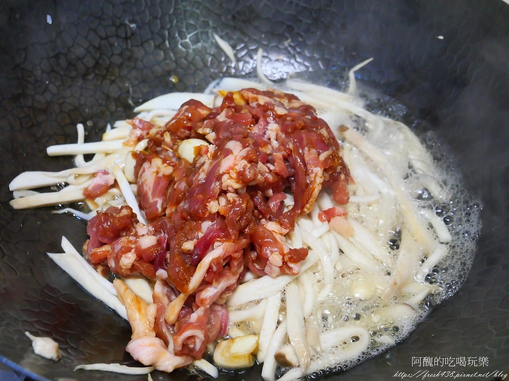 杏鮑菇炒肉絲,不加一滴油就能完成,做法有夠簡單,好吃到破表。 - 第11張圖 P1021830