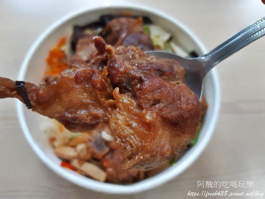 【板橋美食】鴻豬便當,腱子飯真的超美味,份量大,米飯熱騰騰! - 第11張圖 10