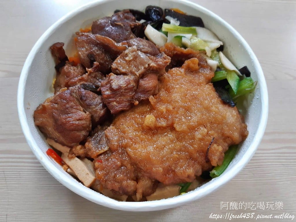 【板橋美食】鴻豬便當,腱子飯真的超美味,份量大,米飯熱騰騰! - 第10張圖 9
