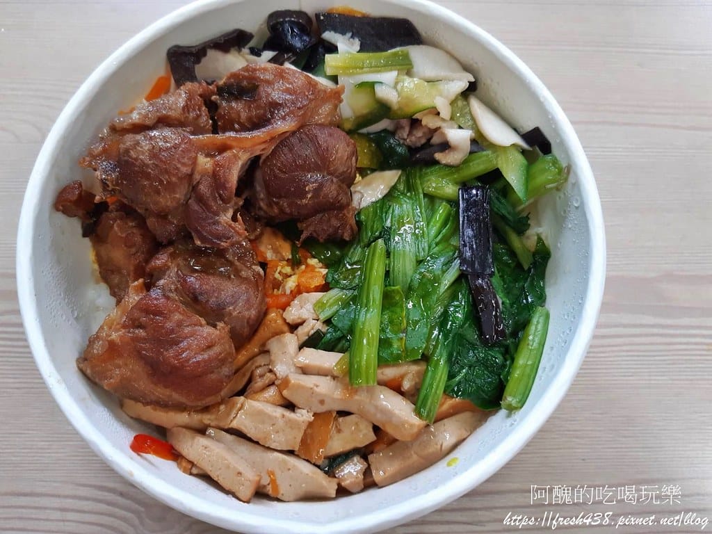 【板橋美食】鴻豬便當,腱子飯真的超美味,份量大,米飯熱騰騰! - 第13張圖 12