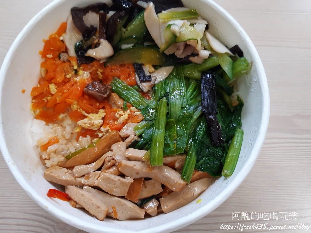 【板橋美食】鴻豬便當,腱子飯真的超美味,份量大,米飯熱騰騰! - 第14張圖 13