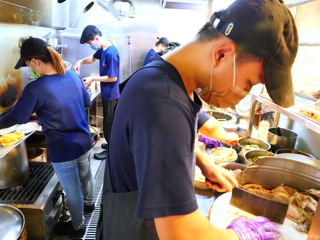 【板橋美食】兩津號雞肉飯,板橋必吃的雞肉飯,CP值破表,70元金牌雞肉飯附一整顆荷包蛋! - 第16張圖 13