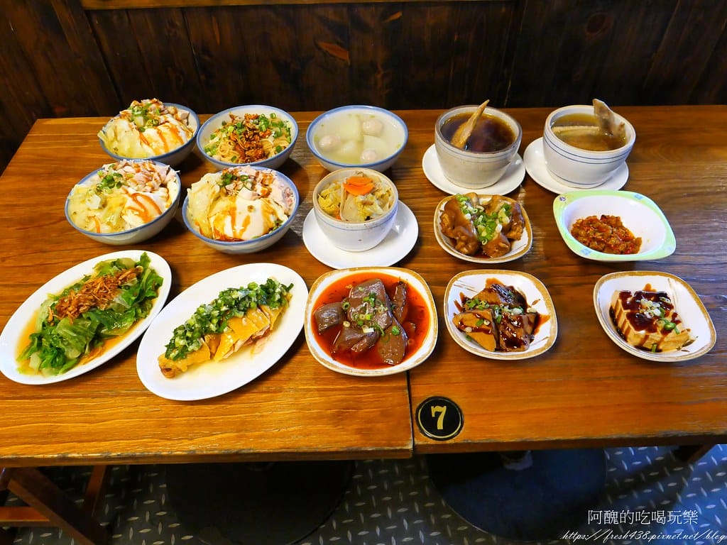 【板橋美食】兩津號雞肉飯,板橋必吃的雞肉飯,CP值破表,70元金牌雞肉飯附一整顆荷包蛋! - 第21張圖 19