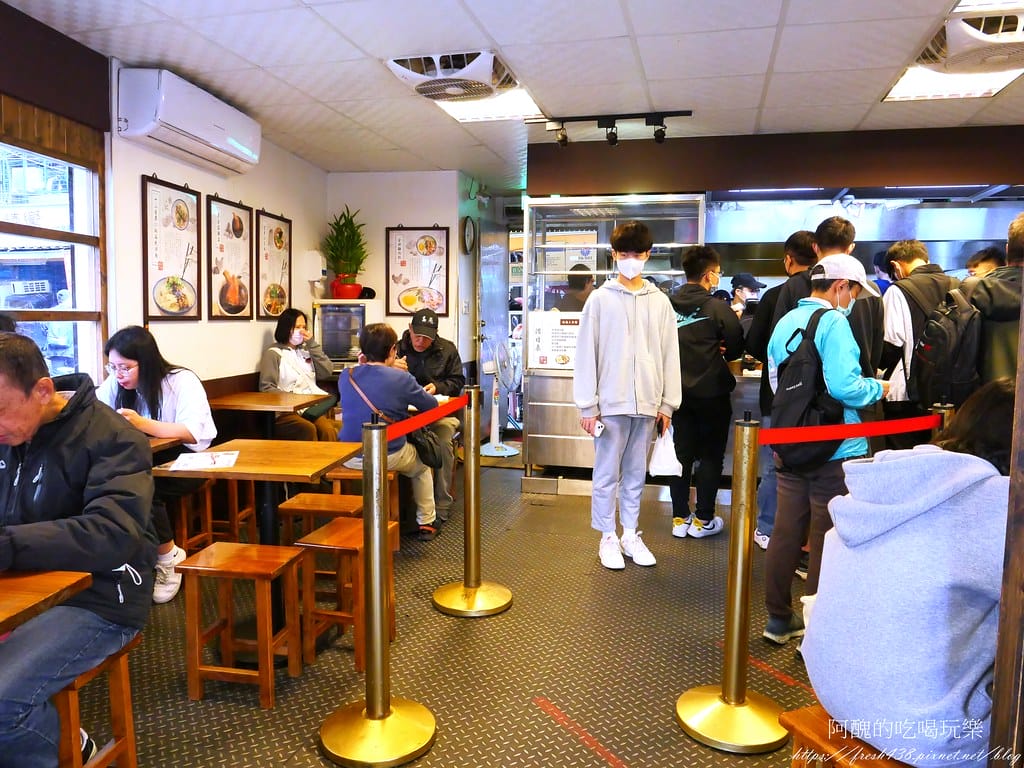 【板橋美食】兩津號雞肉飯,板橋必吃的雞肉飯,CP值破表,70元金牌雞肉飯附一整顆荷包蛋! - 第11張圖 9