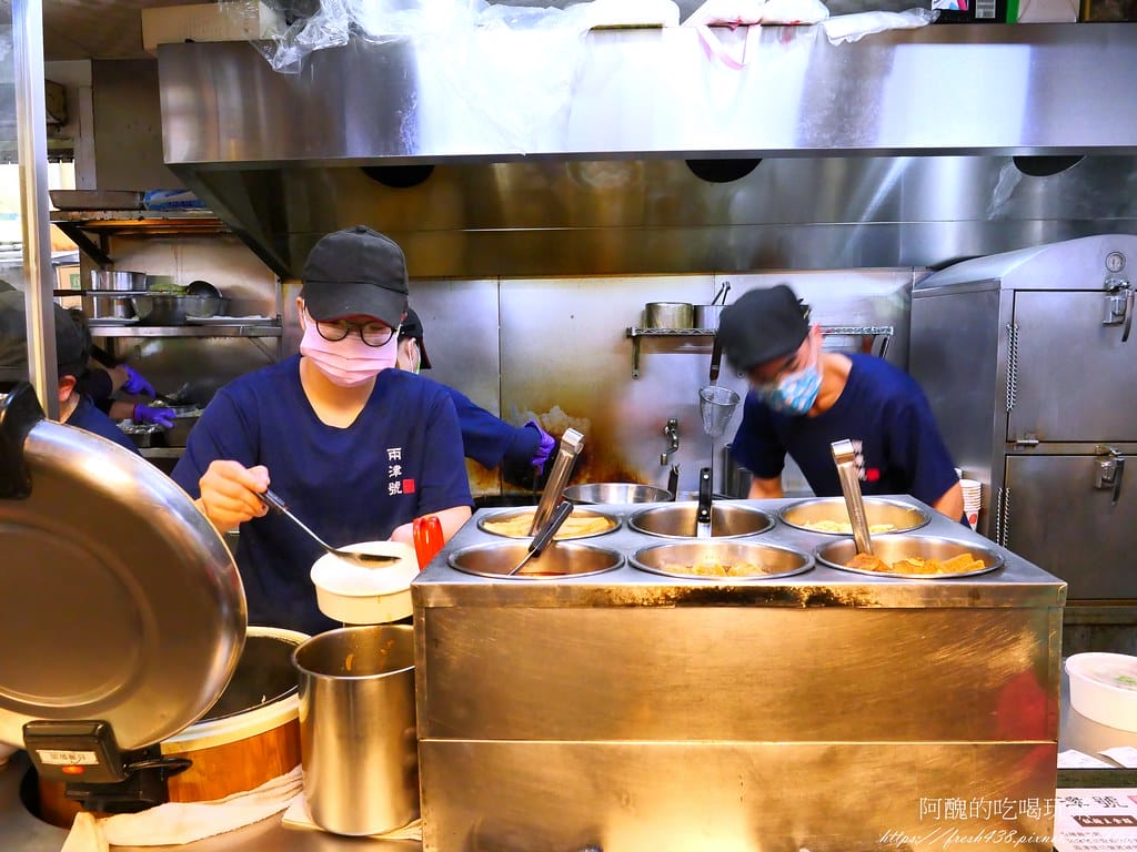 【板橋美食】兩津號雞肉飯,板橋必吃的雞肉飯,CP值破表,70元金牌雞肉飯附一整顆荷包蛋! - 第14張圖 12