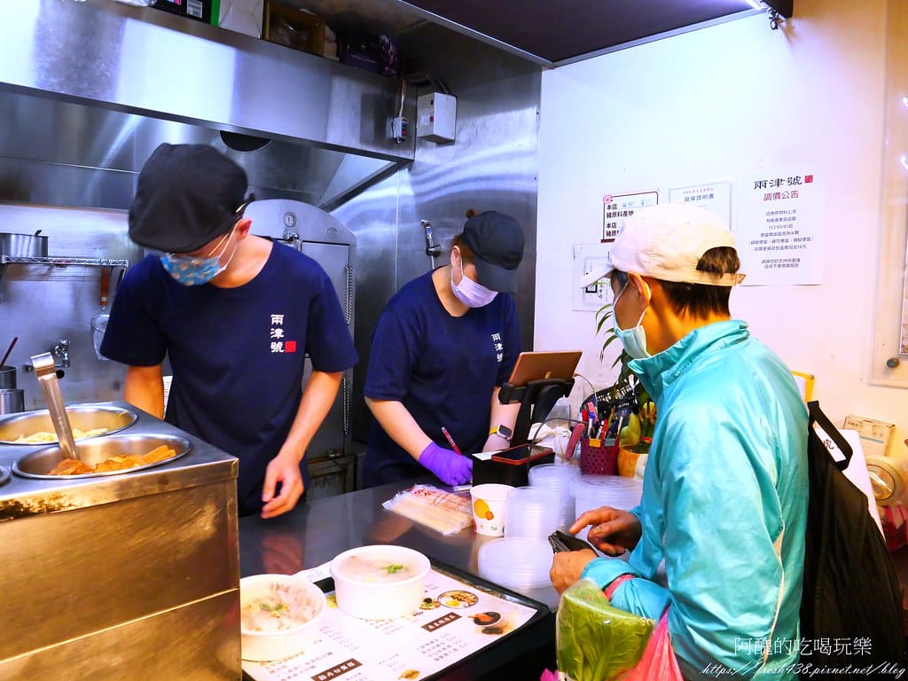 【板橋美食】兩津號雞肉飯,板橋必吃的雞肉飯,CP值破表,70元金牌雞肉飯附一整顆荷包蛋! - 第13張圖 11