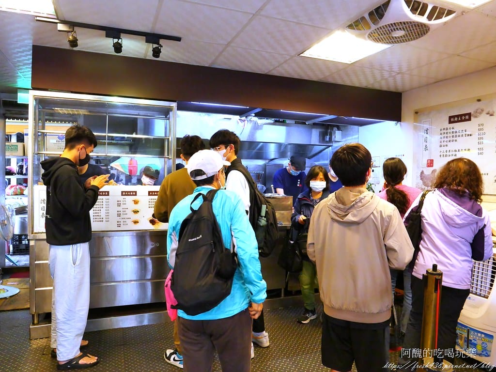 【板橋美食】兩津號雞肉飯,板橋必吃的雞肉飯,CP值破表,70元金牌雞肉飯附一整顆荷包蛋! - 第12張圖 10