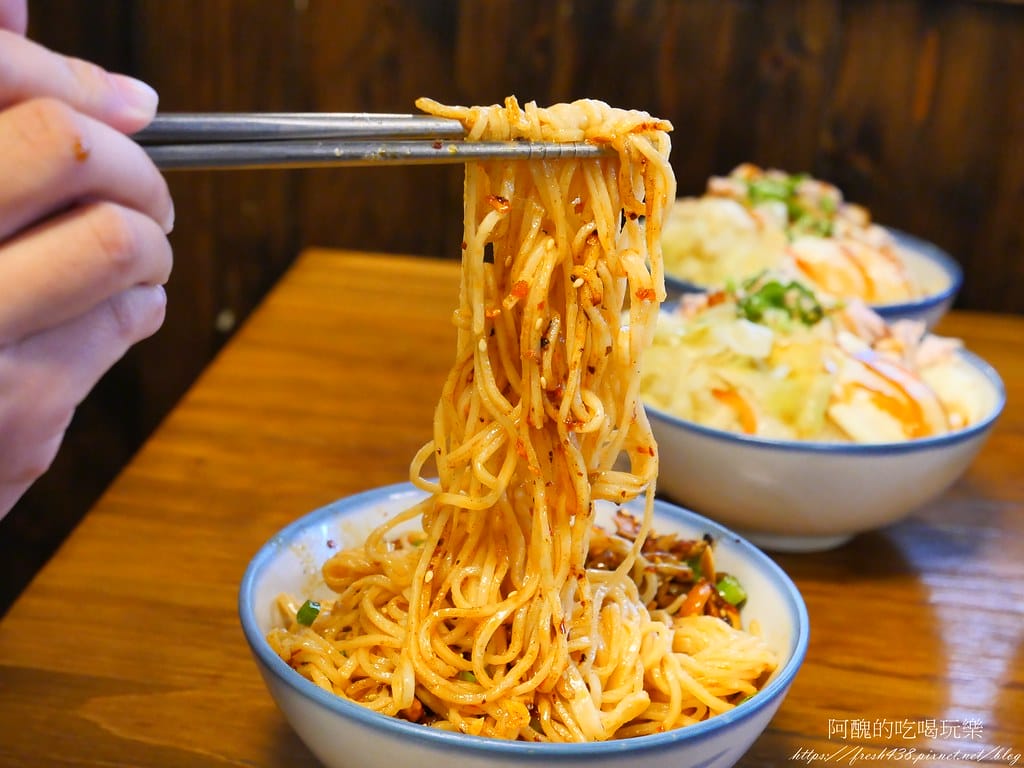 【板橋美食】兩津號雞肉飯,板橋必吃的雞肉飯,CP值破表,70元金牌雞肉飯附一整顆荷包蛋! - 第27張圖 24