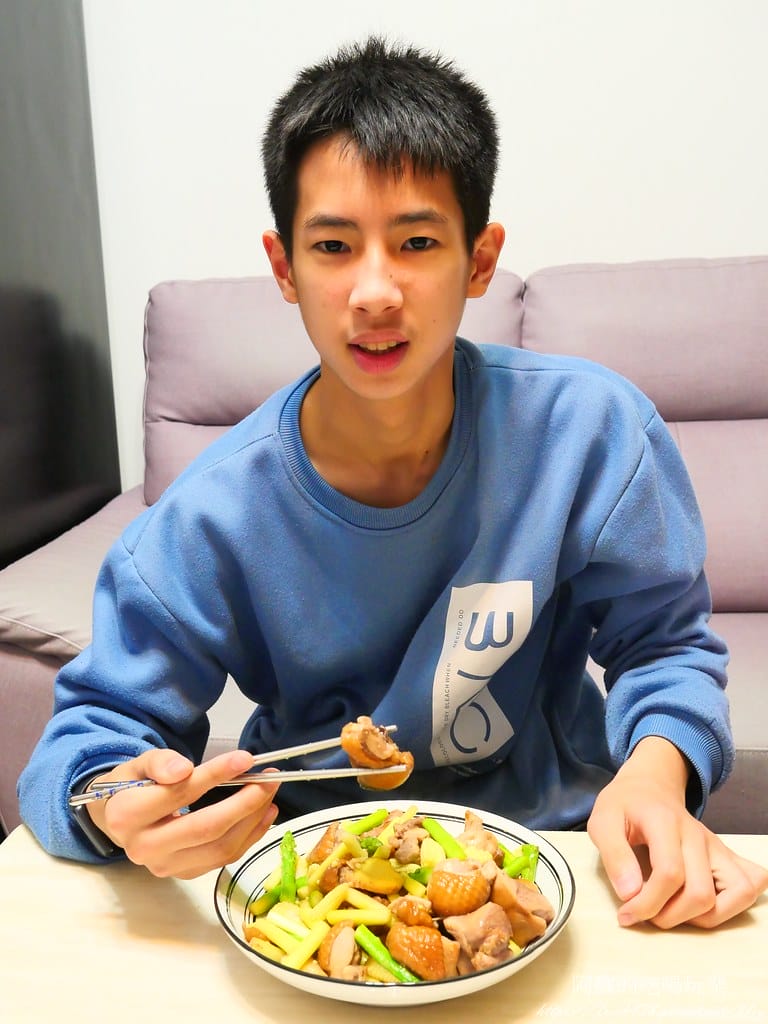 去骨雞腿肉炒時蔬,一鍋到底,保證簡單又好吃。 - 第18張圖 P1023007