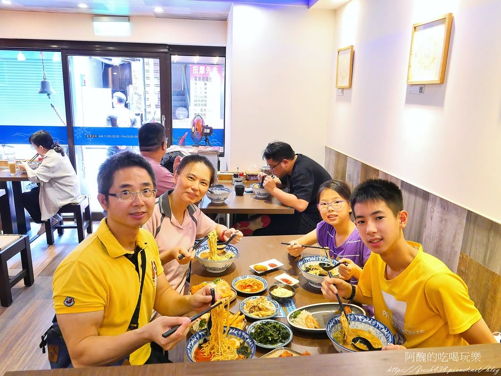 【新埔捷運站美食】東京板前豚骨拉麵-板橋店,每日現熬蔬菜大骨湯,加湯加麵不用錢! - 第60張圖 61