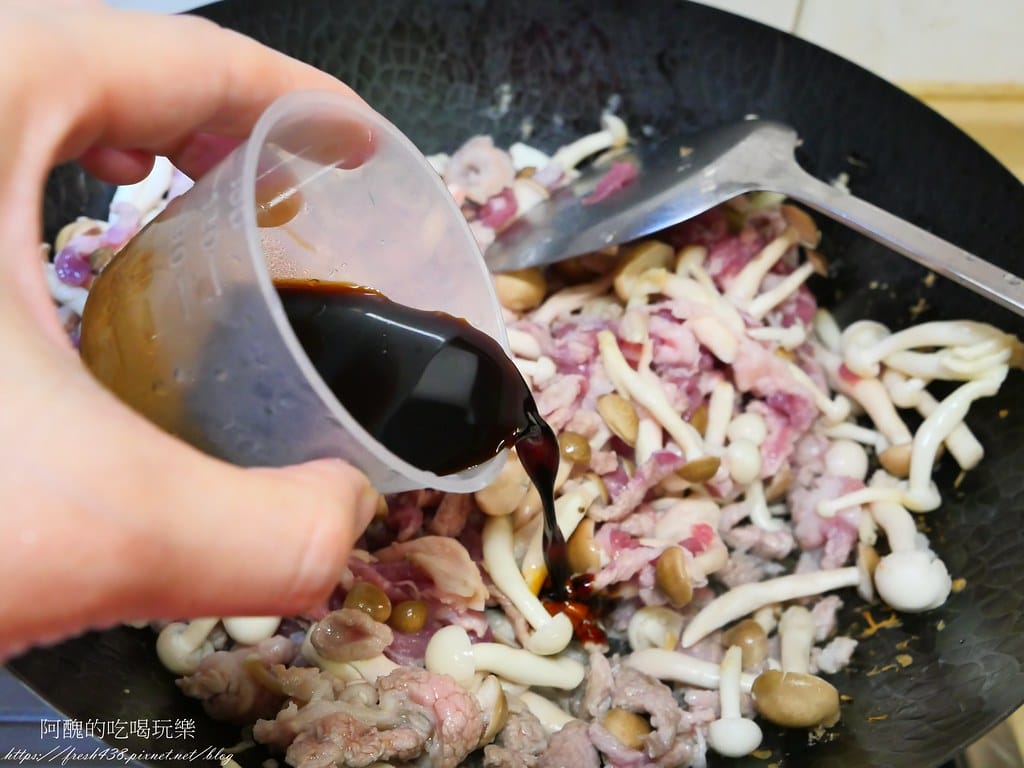 鮮菇炒肉絲,備料簡單,5分鐘就能上桌的家常料理。 - 第5張圖 P1024964