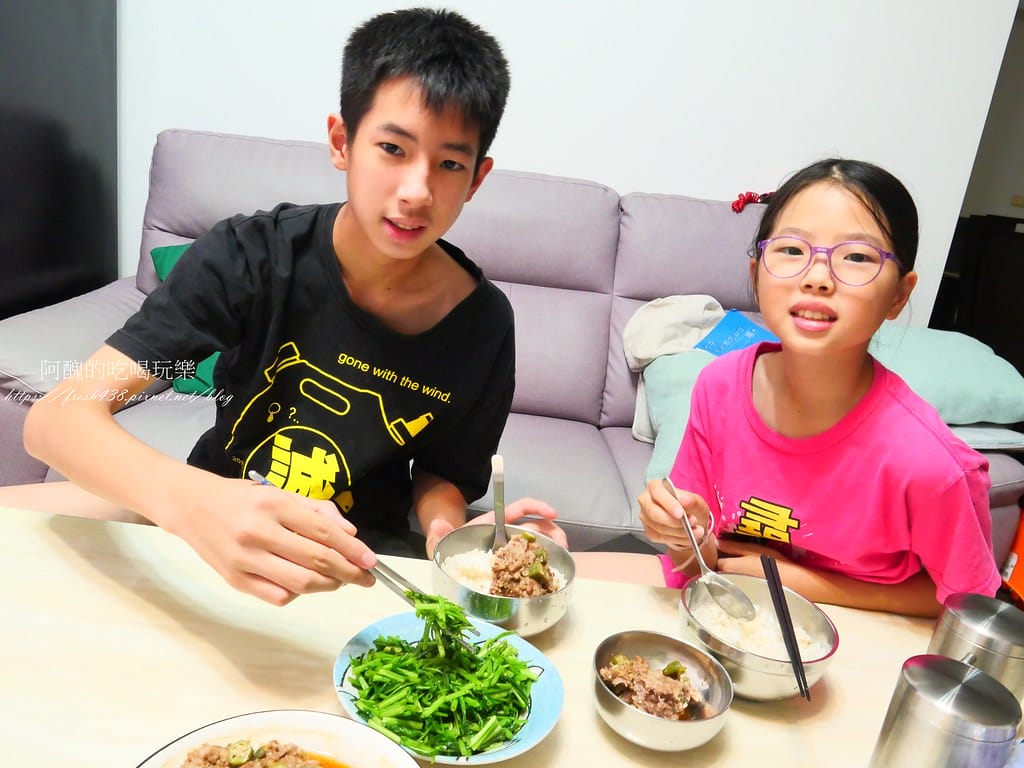 【電鍋食譜】秋葵蒸肉,零廚藝料理,廚房新手也能快速餵飽全家人。 - 第18張圖 P1027311