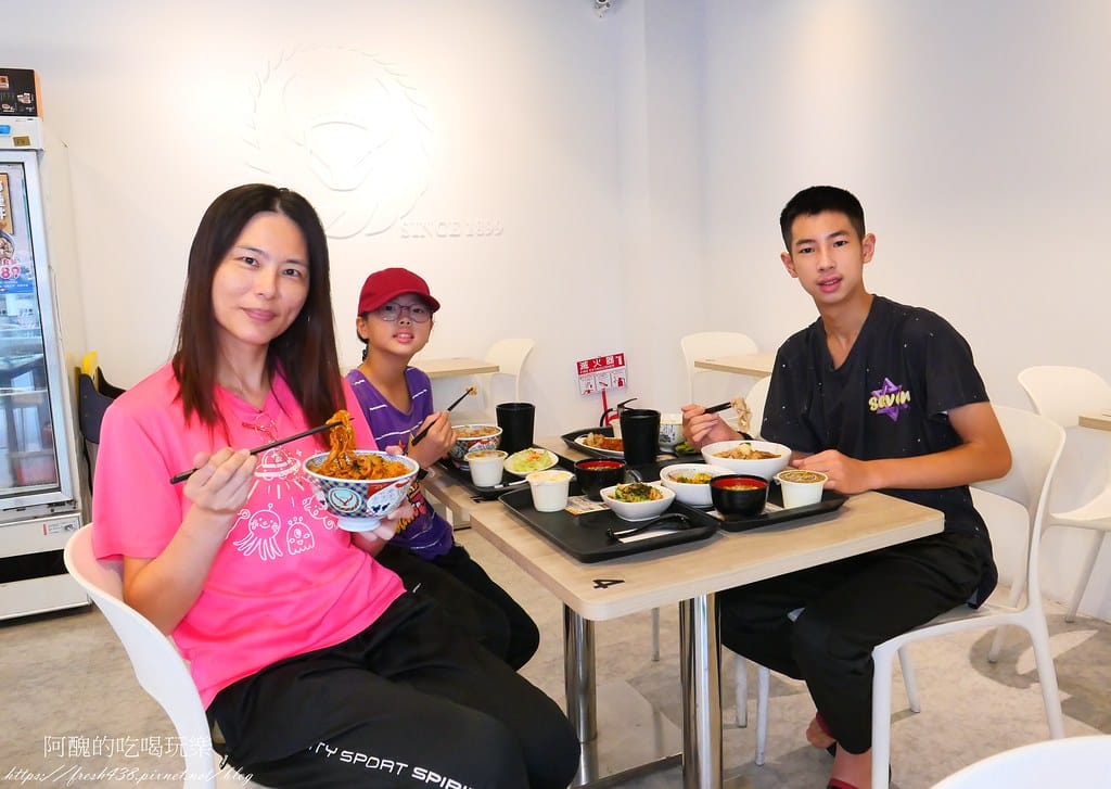 【新北美食】吉野家-三峽復興店,牛丼是必吃料理,台灣好米讓人一粒也捨不得留下。 - 第47張圖 48