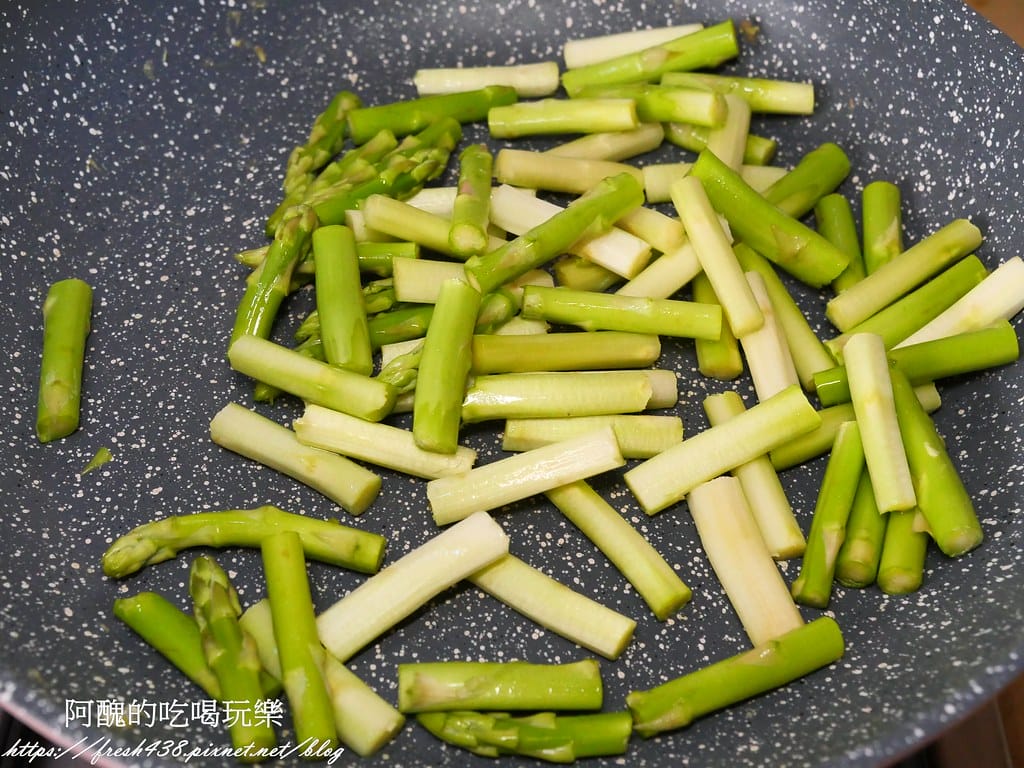 蘆筍炒蛋,5分鐘上菜,想不到那麼香醇又下飯。 - 第8張圖 P1029404