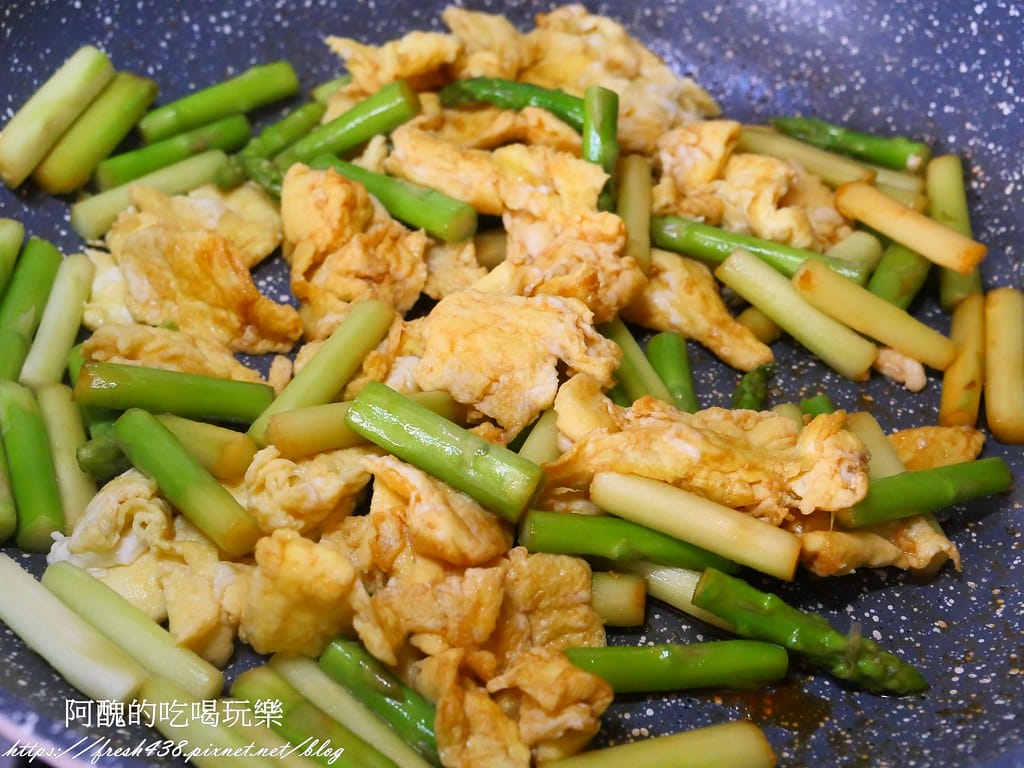 蘆筍炒蛋,5分鐘上菜,想不到那麼香醇又下飯。 - 第14張圖 P1029412