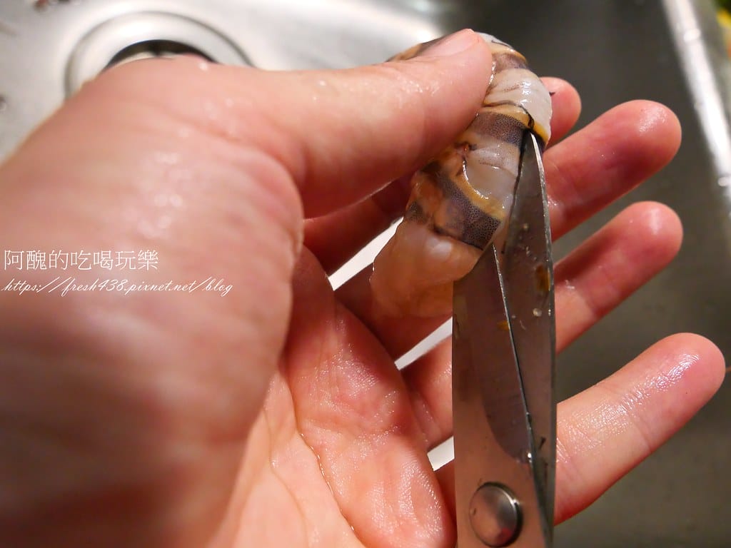乾煎明蝦,三分鐘上桌,Q彈好吃,順便分享蝦頭處理方式。 - 第8張圖 P1060161