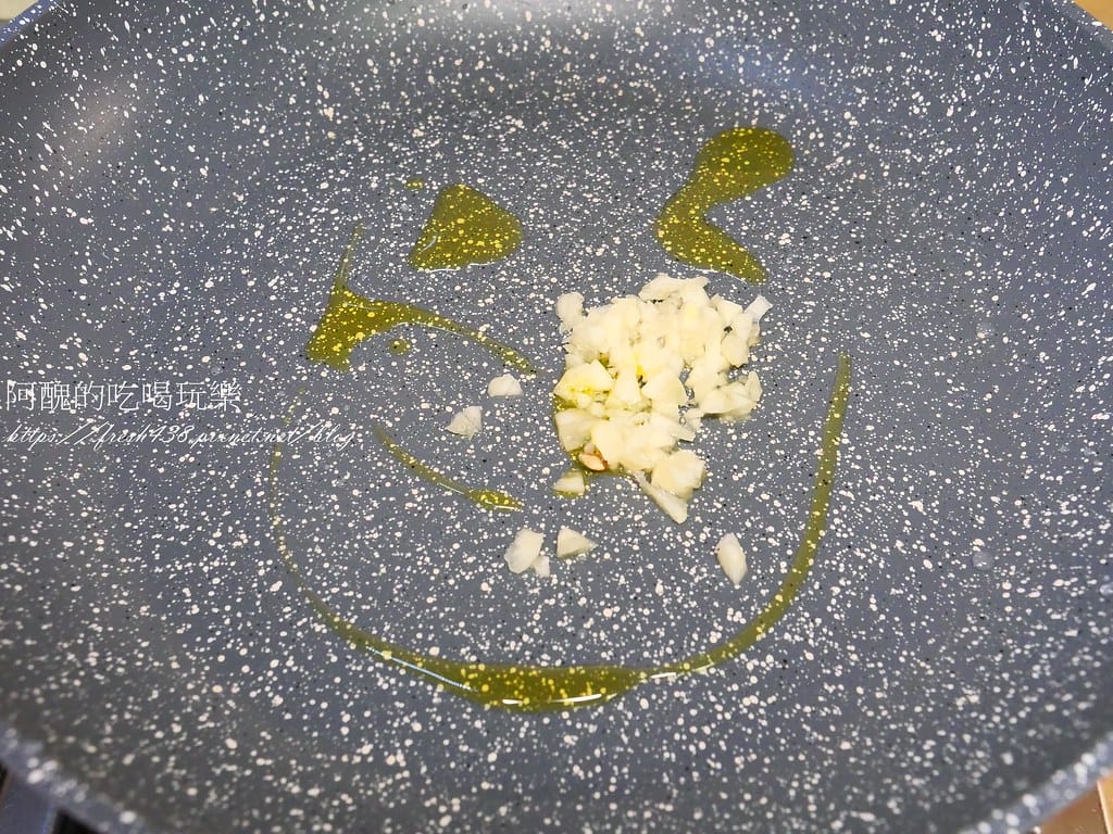 乾煎明蝦,三分鐘上桌,Q彈好吃,順便分享蝦頭處理方式。 - 第12張圖 P1060165