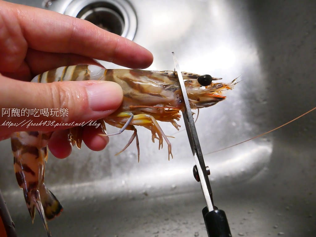 乾煎明蝦,三分鐘上桌,Q彈好吃,順便分享蝦頭處理方式。 - 第5張圖 P1060156