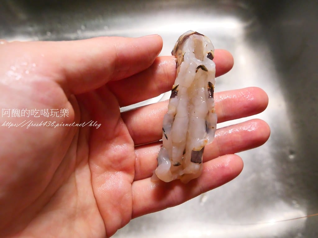 乾煎明蝦,三分鐘上桌,Q彈好吃,順便分享蝦頭處理方式。 - 第10張圖 P1060159