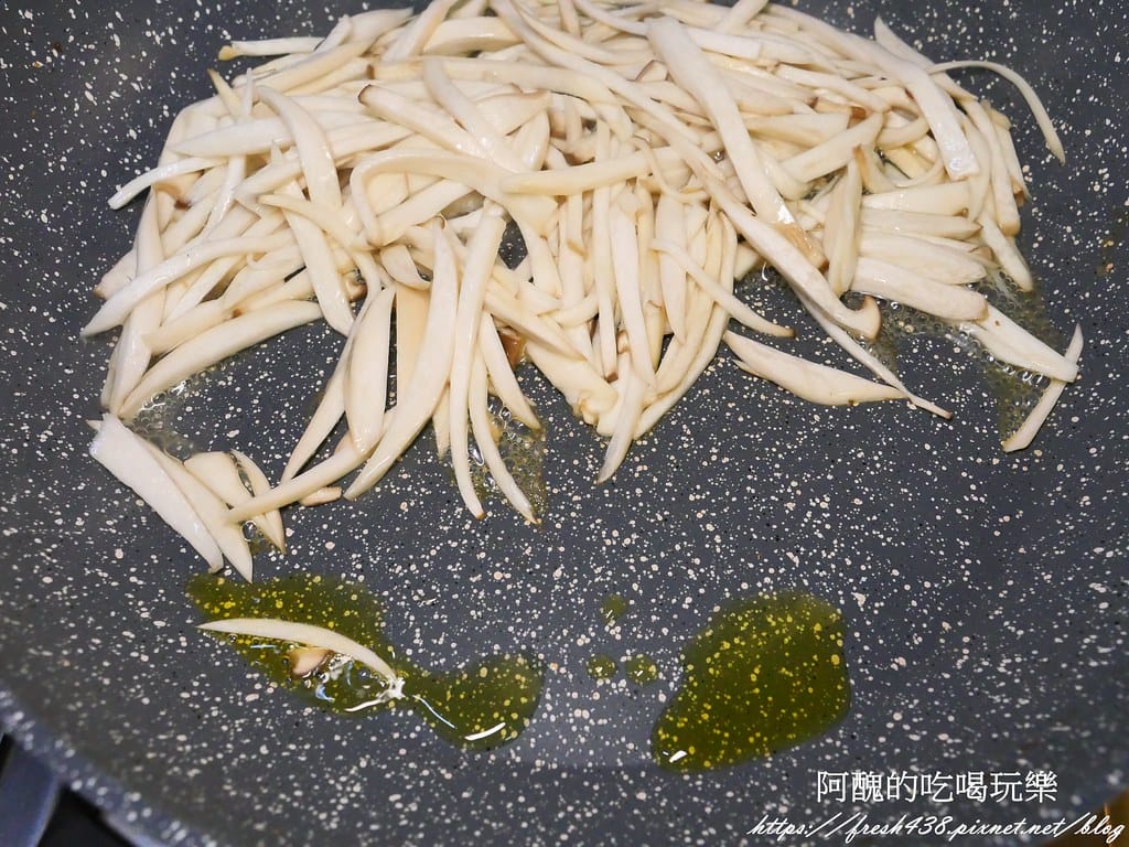 【素食料理】杏鮑菇炒青江菜,好吃的素菜,3分鐘上桌。 - 第5張圖 P1060036