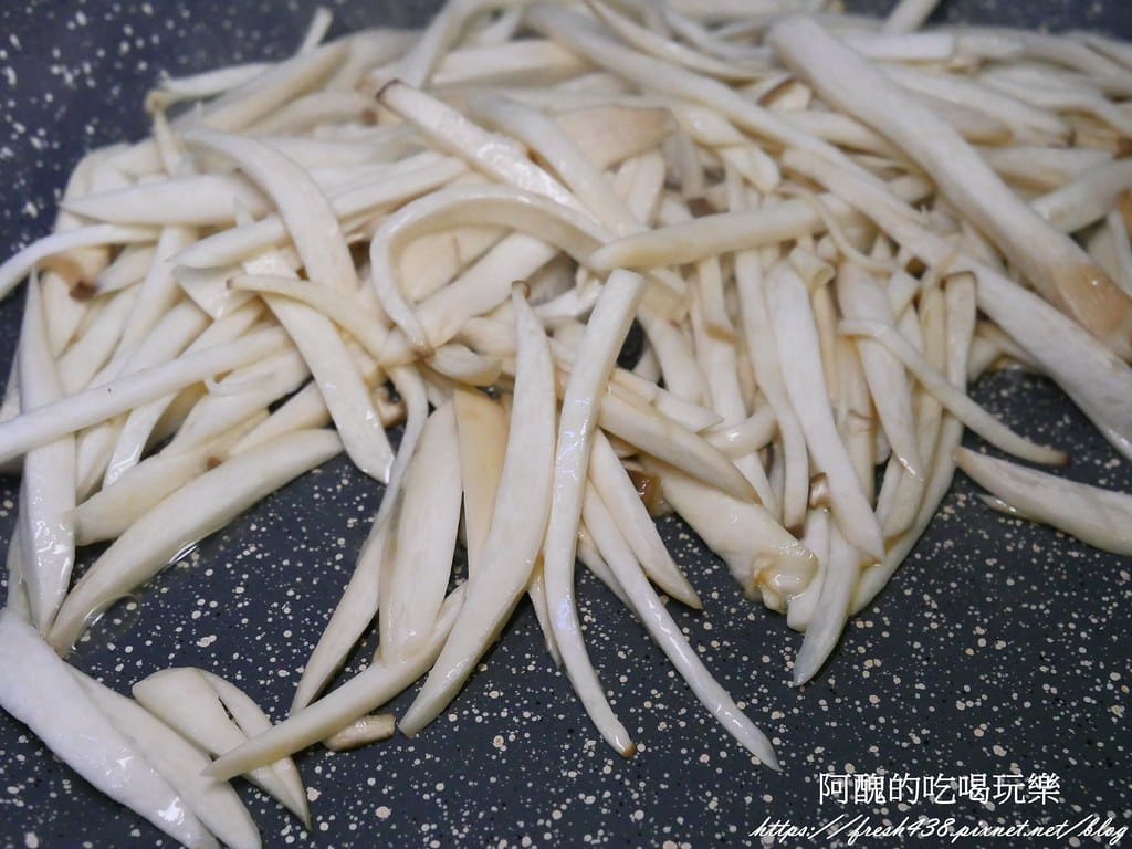 【素食料理】杏鮑菇炒青江菜,好吃的素菜,3分鐘上桌。 - 第4張圖 P1060034