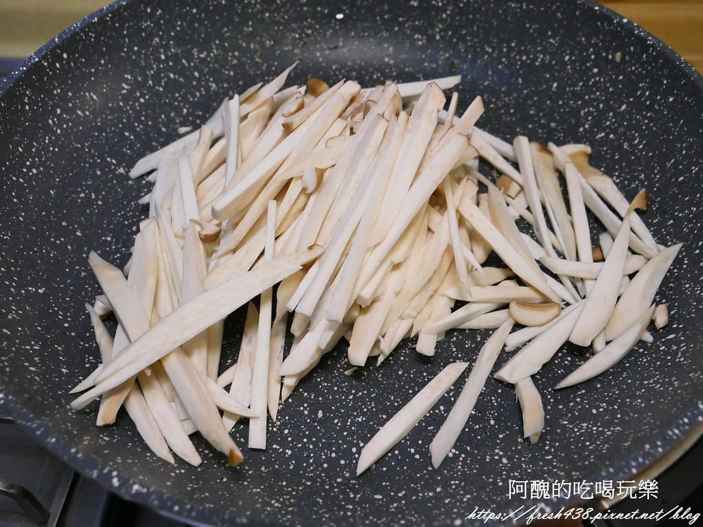 【素食料理】杏鮑菇炒青江菜,好吃的素菜,3分鐘上桌。 - 第3張圖 P1060032