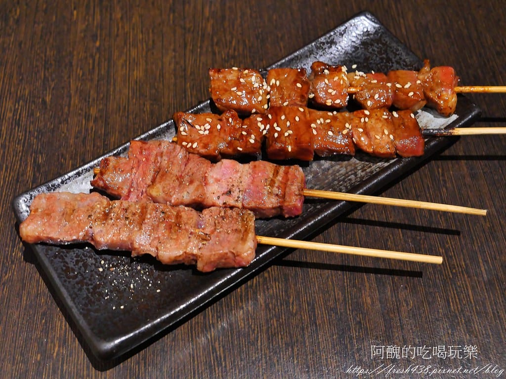 【新北美食】老串角居酒屋-三重店,平價日式料理,下班聚餐、小酌的好去處。 - 第26張圖 16鹽烤無骨牛小排-醬燒牛五花(有芝麻)