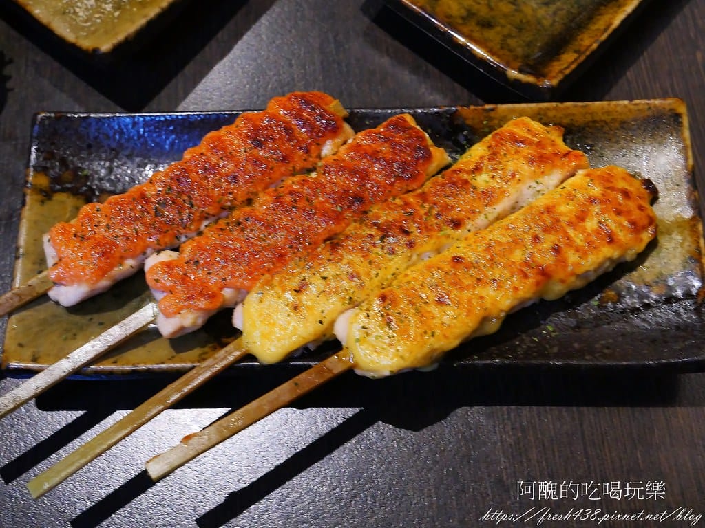 【新北美食】老串角居酒屋-三重店,平價日式料理,下班聚餐、小酌的好去處。 - 第28張圖 25明太子雞肉串 金沙雞肉串