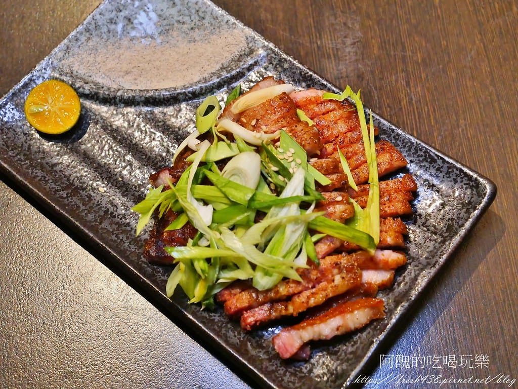 【新北美食】老串角居酒屋-三重店,平價日式料理,下班聚餐、小酌的好去處。 - 第45張圖 43鹽烤香料豬五花