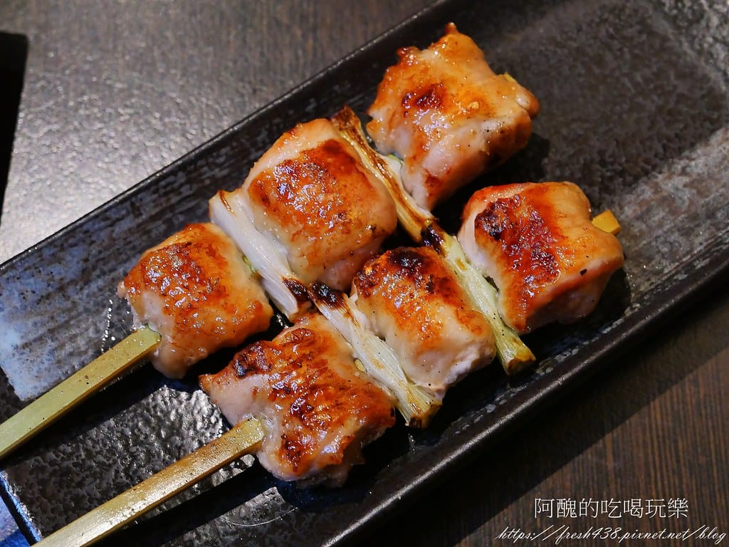 【新北美食】老串角居酒屋-三重店,平價日式料理,下班聚餐、小酌的好去處。 - 第30張圖 27鹽烤雞腿蔥串