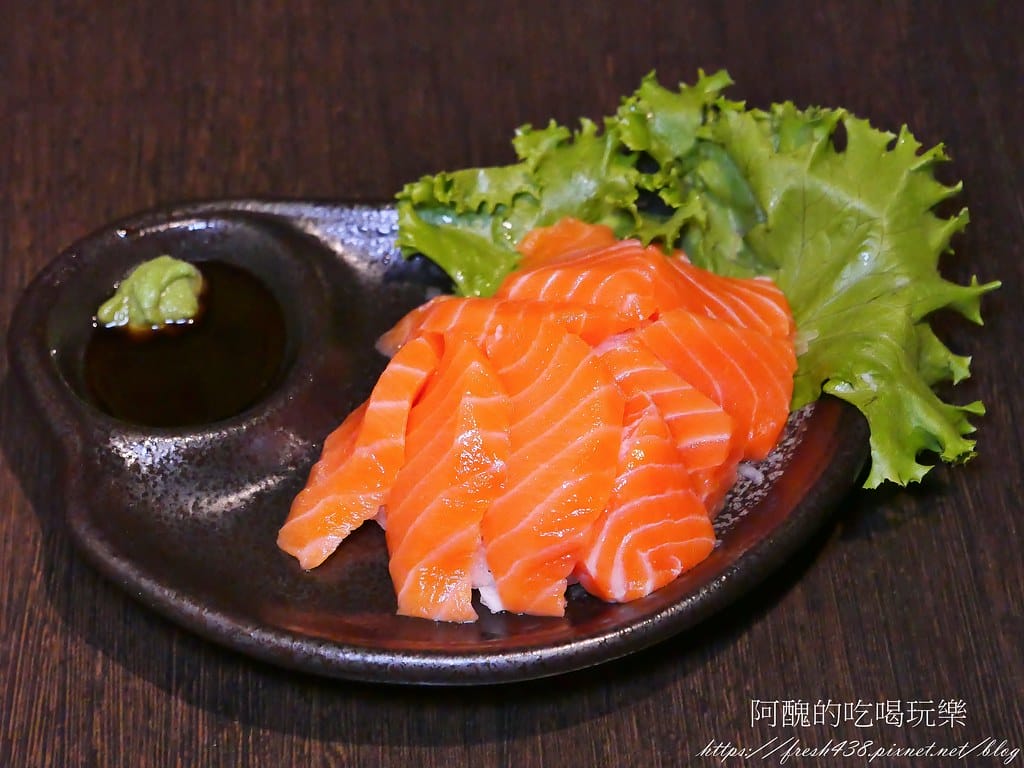 【新北美食】老串角居酒屋-三重店,平價日式料理,下班聚餐、小酌的好去處。 - 第35張圖 14鮭魚刺身