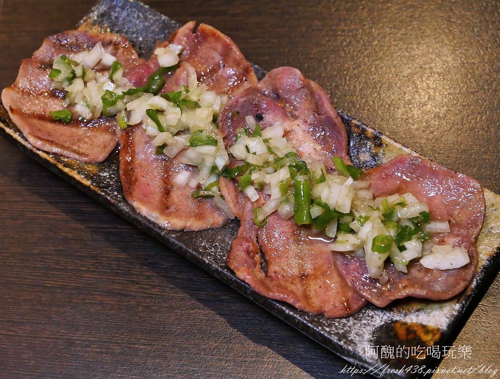 【新北美食】老串角居酒屋-三重店,平價日式料理,下班聚餐、小酌的好去處。 - 第52張圖 37鹽烤蔥鹽牛舌