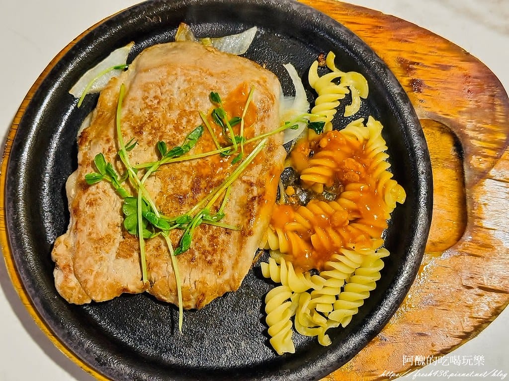 【新北美食】我家牛排-林口A9店,360元享有buffet吃到飽,餐點多元、環境佳。 - 第48張圖 50(蒜香風味豬排)
