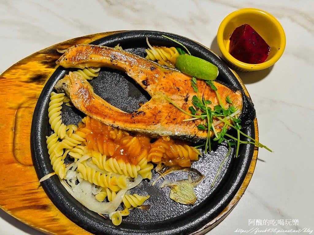【新北美食】我家牛排-林口A9店,360元享有buffet吃到飽,餐點多元、環境佳。 - 第53張圖 54(金龍鮭魚排)