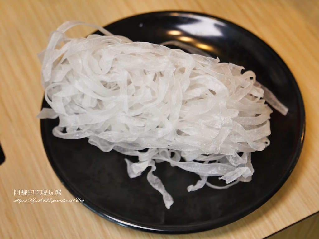 【新北美食】侯黑鍋物-蘆洲店,一個人也能吃酸菜鍋,免服務費超划算。 - 第30張圖 17-7