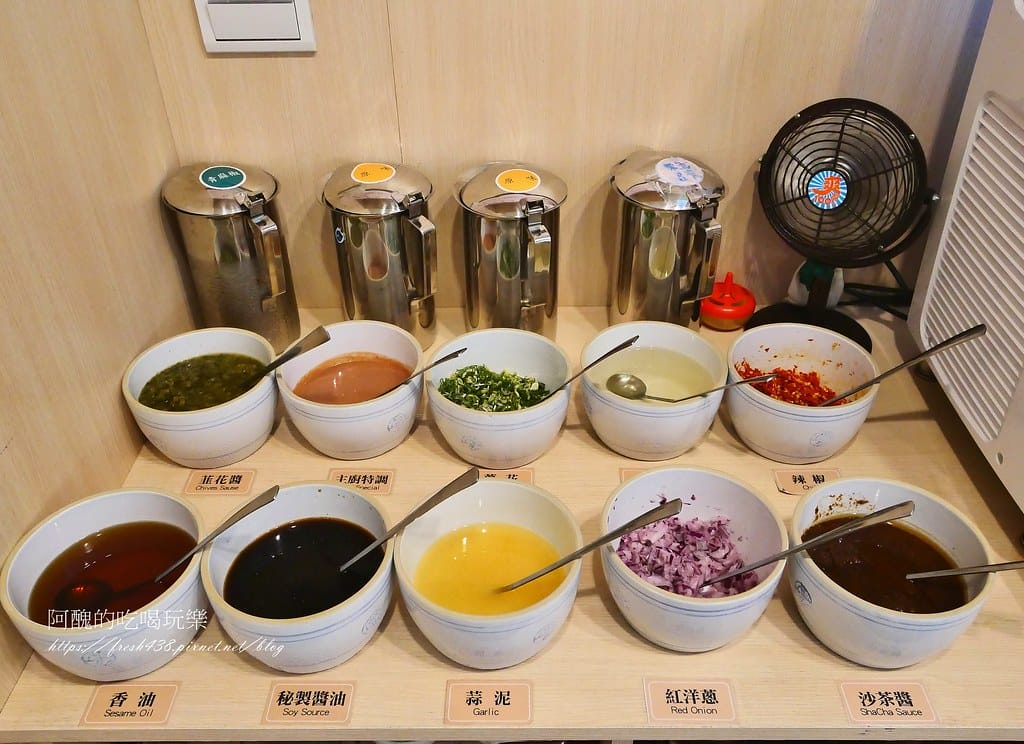 【新北美食】侯黑鍋物-蘆洲店,一個人也能吃酸菜鍋,免服務費超划算。 - 第15張圖 13