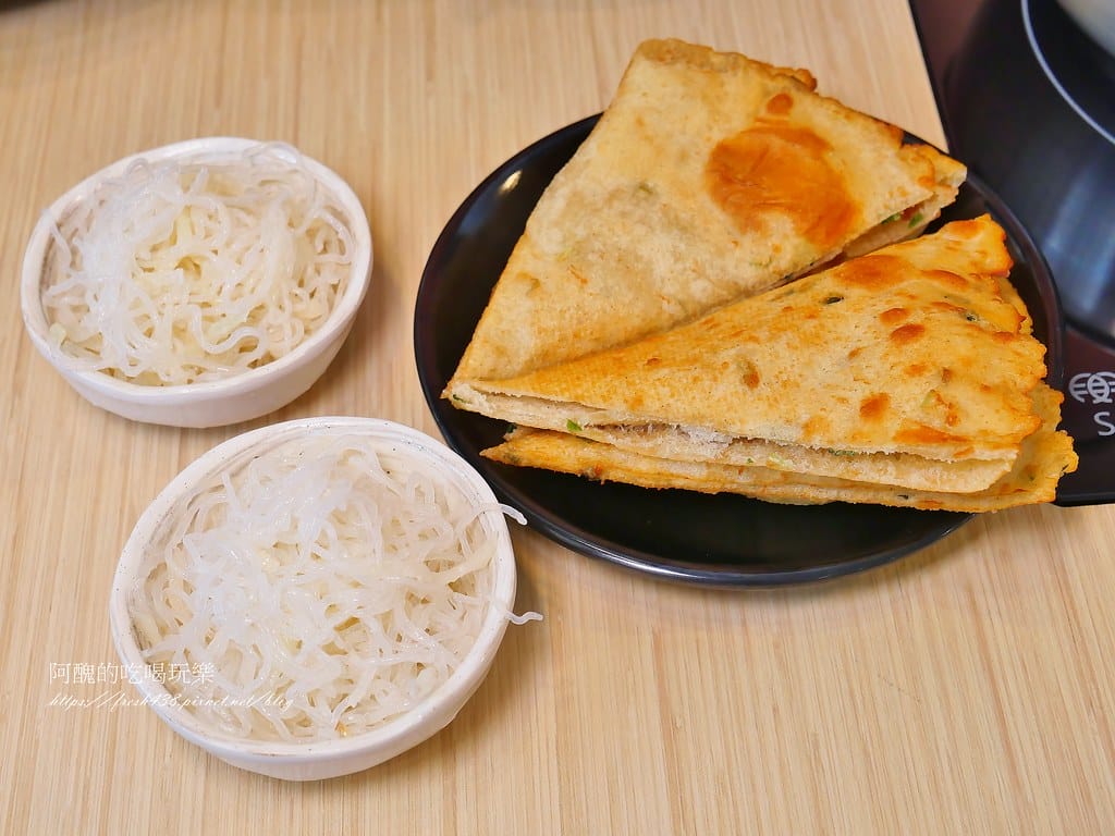 【新北美食】侯黑鍋物-蘆洲店,一個人也能吃酸菜鍋,免服務費超划算。 - 第17張圖 15