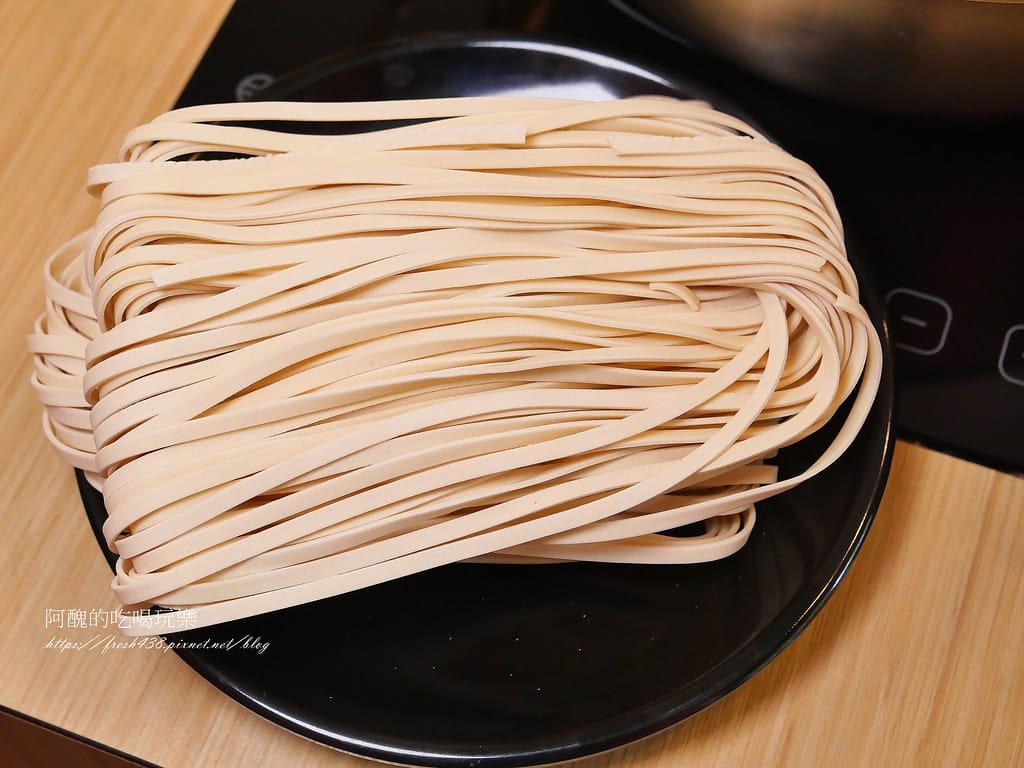 【新北美食】侯黑鍋物-蘆洲店,一個人也能吃酸菜鍋,免服務費超划算。 - 第29張圖 17-6