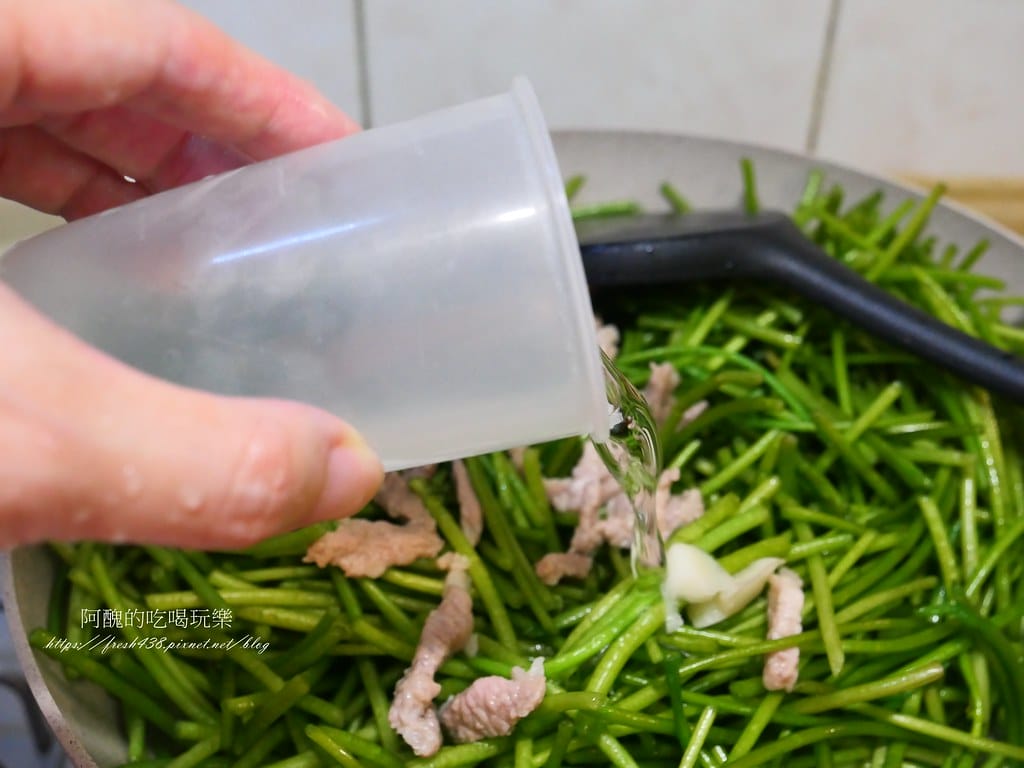 水蓮炒肉絲,清脆爽口,這樣煮不會過老,好吃度破表。 - 第10張圖 P1067058