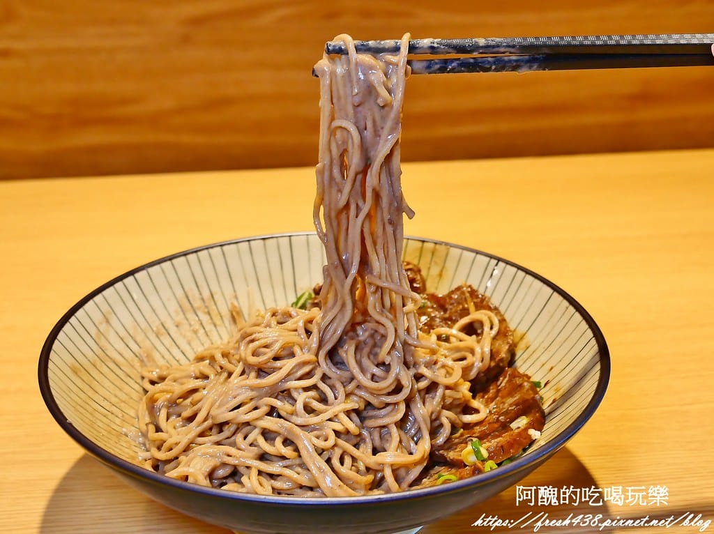 【桃園美食】集英會牛肉麵館-文化店，湯頭濃郁、牛肉大塊，提供