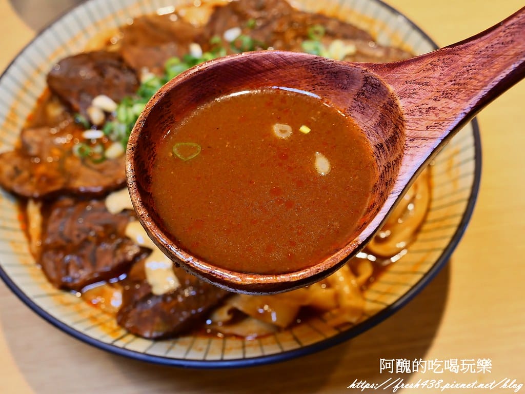 【桃園美食】集英會牛肉麵館-文化店，湯頭濃郁、牛肉大塊，提供
